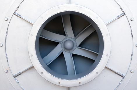 ハネ板の形状をR(曲線)にすることにより、風量が向上すると同時に騒音を低減することができます。