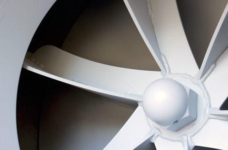 ハネ板の形状をR(曲線)にすることにより、風量が向上すると同時に騒音を低減することができます。